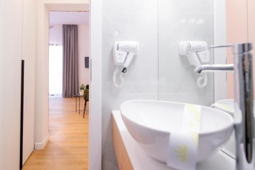 百乐·奥拉内斯蒂Hotel TISA的两幅带水槽的浴室图