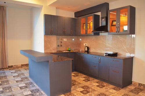 Η κουζίνα ή μικρή κουζίνα στο Hill Crest Escapes Pine View Suite