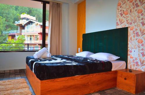 Ένα ή περισσότερα κρεβάτια σε δωμάτιο στο Hill Crest Escapes Pine View Suite