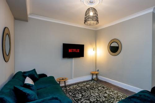 Televiisor ja/või meelelahutuskeskus majutusasutuses Relaxing 4-Bedroom Escape with Free Parking