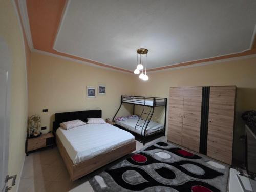 una habitación con una cama y una litera en House 75, en Tirana