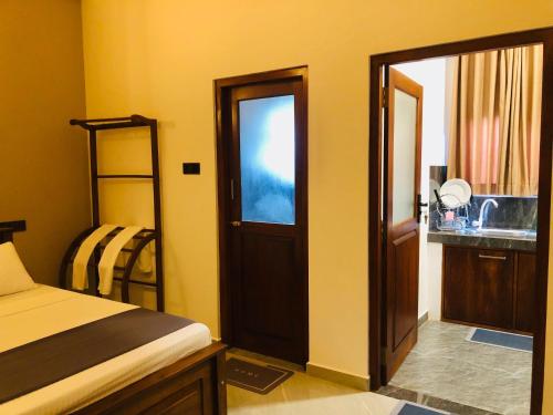 Postel nebo postele na pokoji v ubytování Hiriketiya Green Haven Villa