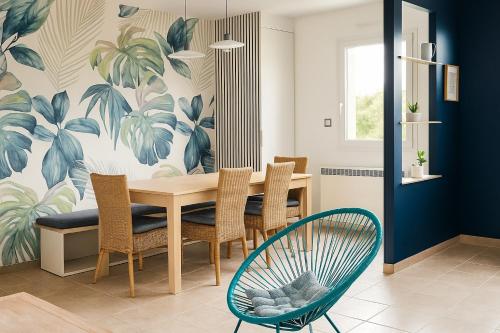 a dining room with a table and chairs at Jolie maison, 8 vacanciers, à 900 m de la mer in Brignogan-Plages