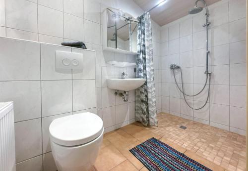 Ένα μπάνιο στο Modern appartement voor 2 personen In Friedeburg - 79-5
