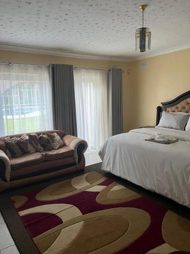 Ένα ή περισσότερα κρεβάτια σε δωμάτιο στο 4-Bedroom Retreat with Lush Gardens Pool- 2346