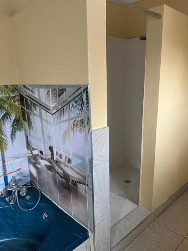 Ένα μπάνιο στο 4-Bedroom Retreat with Lush Gardens Pool- 2346