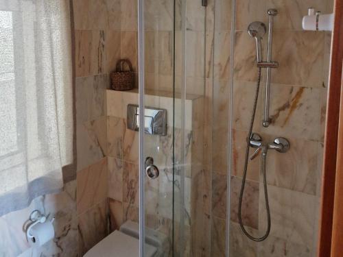 een badkamer met douche en toilet bij Panorama SeaView House in Marinha Grande