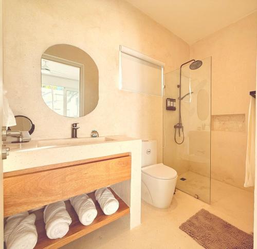 une salle de bain avec un lavabo, des toilettes et un miroir dans l'établissement Charming Villa GUGI in Playa Coson, à Las Terrenas