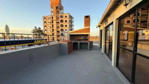 einen Balkon eines Gebäudes mit Stadtblick in der Unterkunft Cerrito hou in Paysandú
