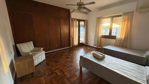 ein Wohnzimmer mit einem Bett und einer Couch in der Unterkunft Cerrito hou in Paysandú