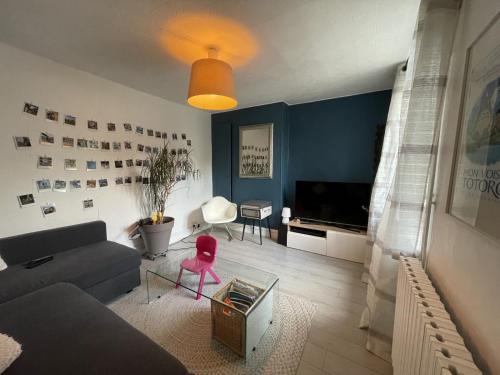 - un salon avec un canapé et un tabouret rouge dans l'établissement Superbe Duplex de 2 Chambres au cœur de Gouvieux, à Gouvieux