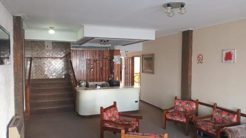 格塞尔镇Gran Hotel Avenida的一间带两把椅子和楼梯的客厅