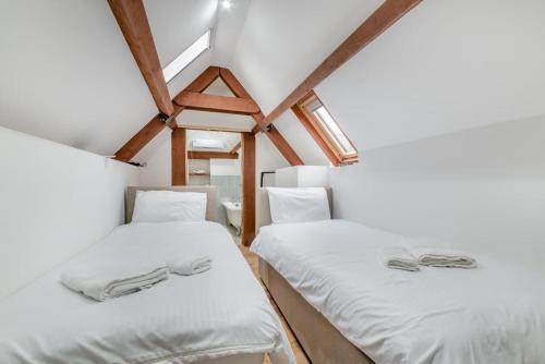2 bedden in een kamer met houten plafonds bij 2 Bed in Latton oc-c34099 in Cricklade