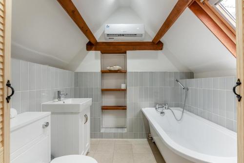 een badkamer met toilet, wastafel en ligbad bij 2 Bed in Latton oc-c34099 in Cricklade