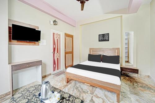 Una televisión o centro de entretenimiento en Hotel O Arvind Inn