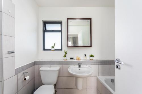 Ένα μπάνιο στο Knightsbridge 702W by CTHA