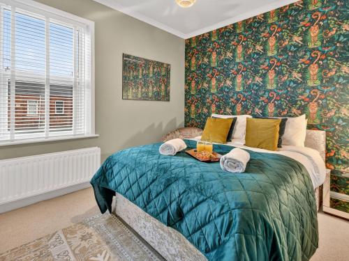 een slaapkamer met een bed met een dienblad met eten erop bij Windsor Jay in York