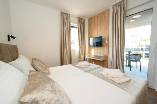 En eller flere senge i et værelse på Noa Luxury Apartments