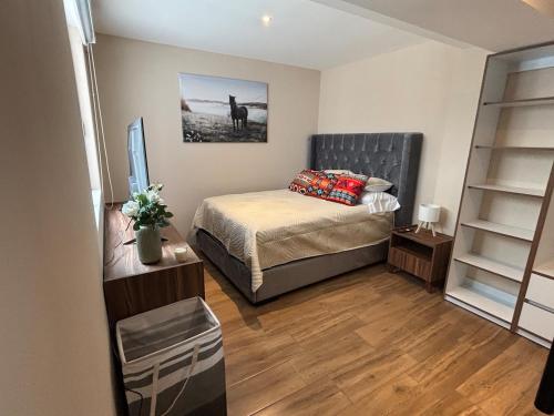 Giường trong phòng chung tại Modern Condo in Condesa, Iconic Ámsterdam Avenue