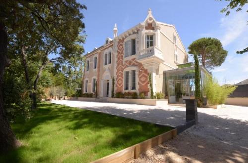 马赛La Bastide des Trembles的前面有草地庭院的大房子