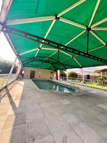 Πισίνα στο ή κοντά στο Hotel Mundial