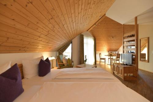 Ένα ή περισσότερα κρεβάτια σε δωμάτιο στο Hapimag Ferienwohnungen Unterkirnach