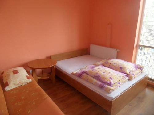 a small bedroom with a bed and a table at Bea in Międzywodzie
