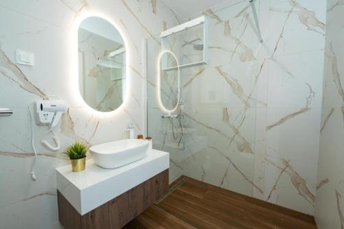 Et badeværelse på Noa Luxury Apartments