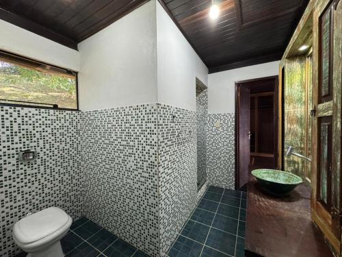 Koupelna v ubytování Temporada de Casa apenas 500 metros da Praia da Gamboa SC