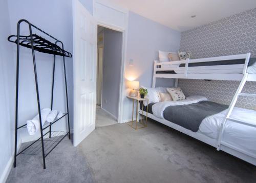 Postel nebo postele na pokoji v ubytování Stylish & Spacious Hemel Hempstead Home Perfect for Families Contractors & Parking