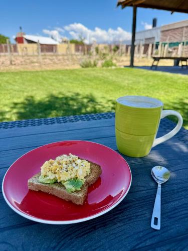 een rood bord met een stuk brood en een kopje bij Wine Studio with BBQ & pool in Las Heras