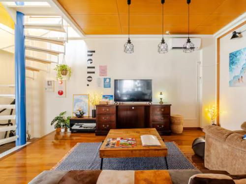 un salon avec un canapé et une table basse dans l'établissement 【NewOpen】人気の観光地北谷に立地! 最大14名様, à Hamakawa