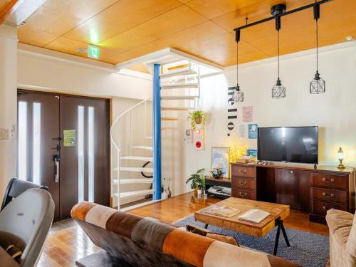 un salon avec un canapé et une table dans l'établissement 【NewOpen】人気の観光地北谷に立地! 最大14名様, à Hamakawa