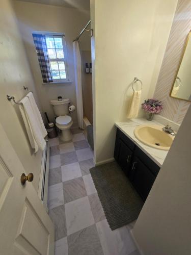 Et badeværelse på Cozy Private Suite Near Train to NYC