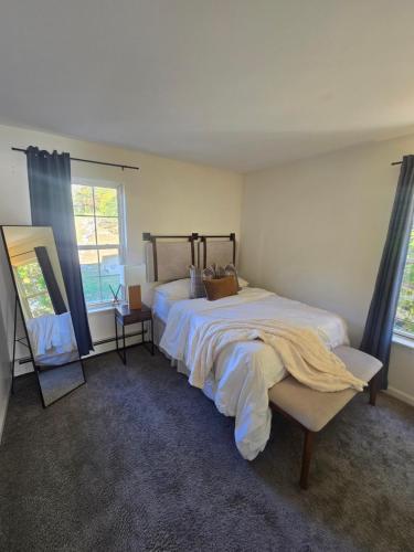 En eller flere senge i et værelse på Cozy Private Suite Near Train to NYC