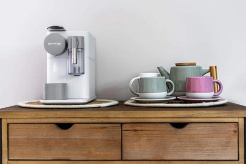 Příslušenství pro přípravu čaje a kávy v ubytování Cosy Cabin with Private Hot Tub Isle of Wight