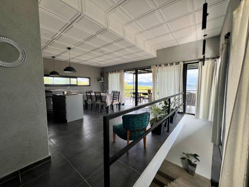 ein Wohnzimmer mit Küche und Esszimmer in der Unterkunft El Descanso in Villa Santa Cruz del Lago