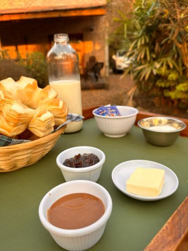 una mesa con varios cuencos de comida y una botella de leche en Altos de Artalaz, en Colón