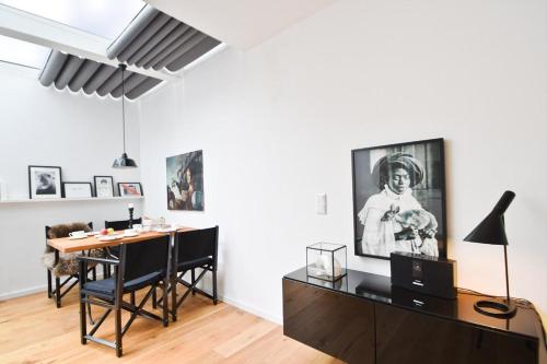 comedor con mesa y escritorio en Fewo Moby Dick, en Norderney