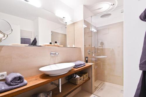 un baño con lavabo y espejo en Fewo Moby Dick, en Norderney