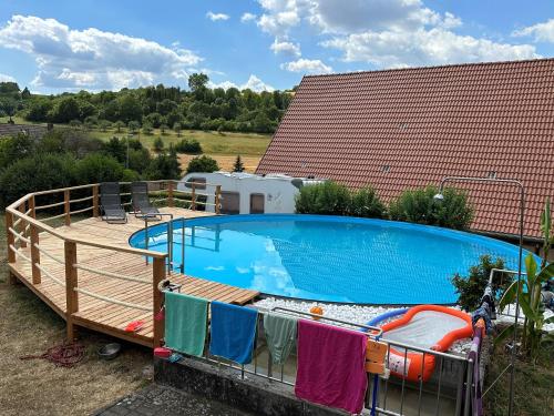 una grande piscina su una terrazza accanto a un edificio di Ferienhof Henn a Tauberrettersheim