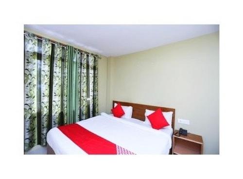 Ένα ή περισσότερα κρεβάτια σε δωμάτιο στο Hills's View Guest House Narkanda