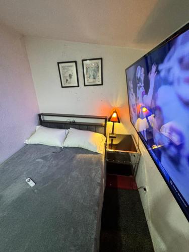 TV a/nebo společenská místnost v ubytování Tower District Hostel