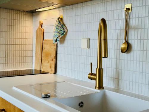 une cuisine avec un évier et un robinet dans l'établissement Havnkoje, à Westerbergen