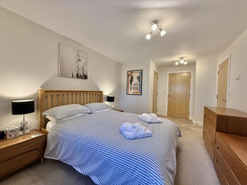 une chambre avec un lit avec deux serviettes dessus dans l'établissement Octopus, à West Bay