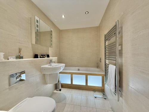 une salle de bain avec toilettes, lavabo et baignoire dans l'établissement Octopus, à West Bay