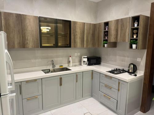 Küche/Küchenzeile in der Unterkunft دايموند جدة للشقق الفاخرة