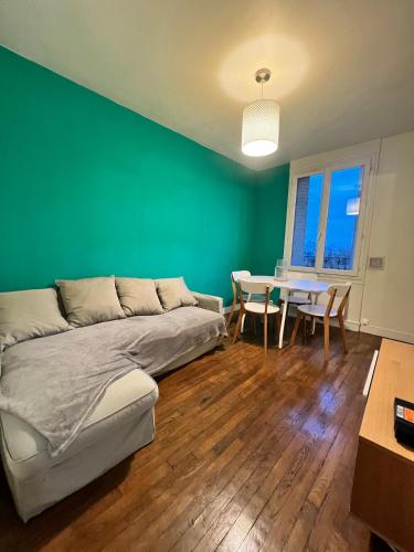Χώρος καθιστικού στο Bright flat near Paris, close to metro