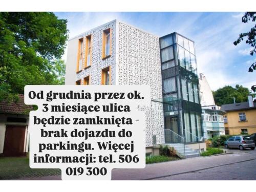 ein Gebäude mit einem Schild davor in der Unterkunft Villa 21 by Victus in Sopot