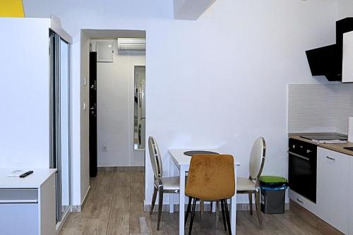 Kuchyň nebo kuchyňský kout v ubytování Downtown Zagreb Abode